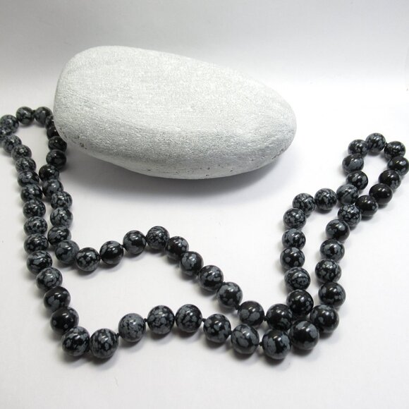 Snowflake Obsidian hand knotted necklace - Picture 9 of 10